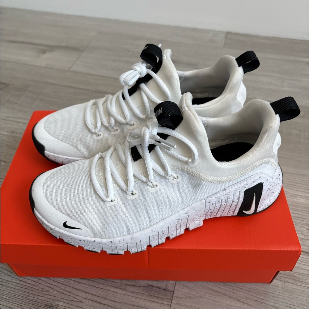 Nike Free Metcon 6 Women US size 8
White, metallic silver